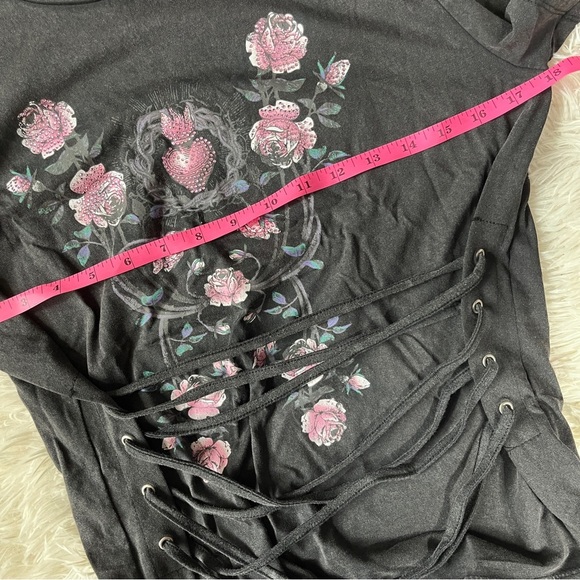 New GUESS Womens Rocker Rose Heart Lace-Up Graphic Tee Black Floral Print Sze M - Picture 9 of 13
